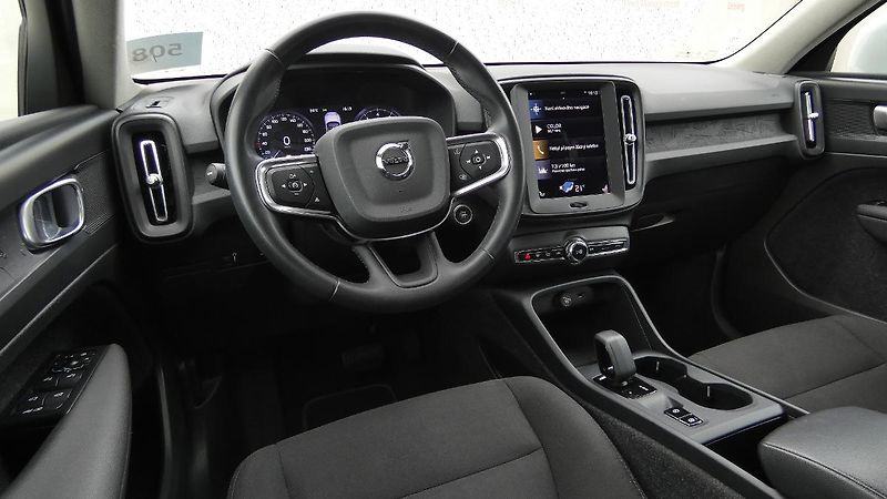 Volvo XC40 T2 FWD Momentum Core - fotka 5 z 21