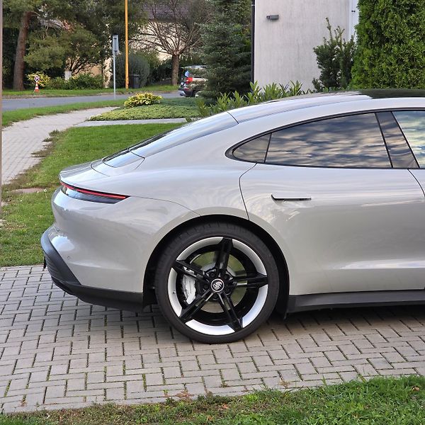 Porsche Taycan (2022) - fotka 23 z 26