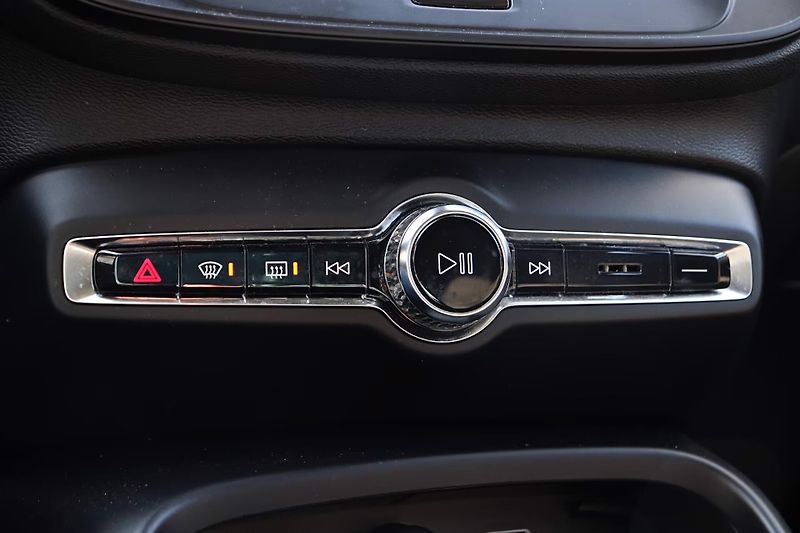 Volvo XC40 T2 Essential Kam LED DAB - fotka 16 z 18
