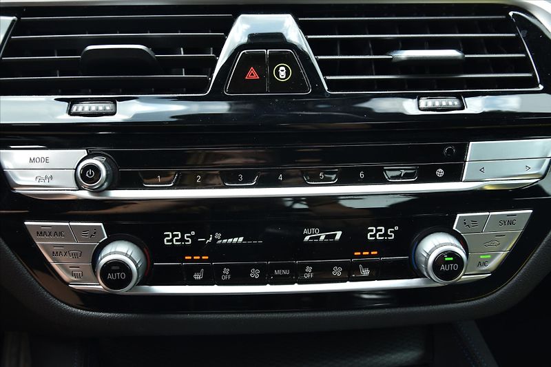 BMW Řada 5 520d xDrive M PAKET DPH ČR - fotka 27 z 30