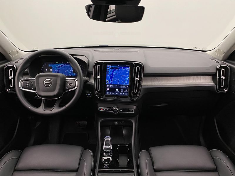 Volvo XC40 B4 DARK ULTRA AUT CZ - fotka 2 z 56