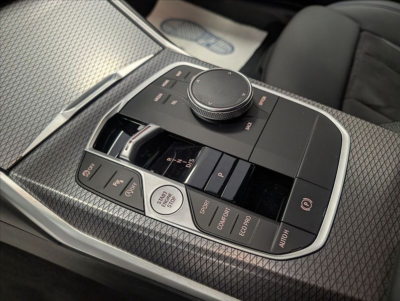 BMW Řada 3 320 i xDrive - fotka 20 z 31