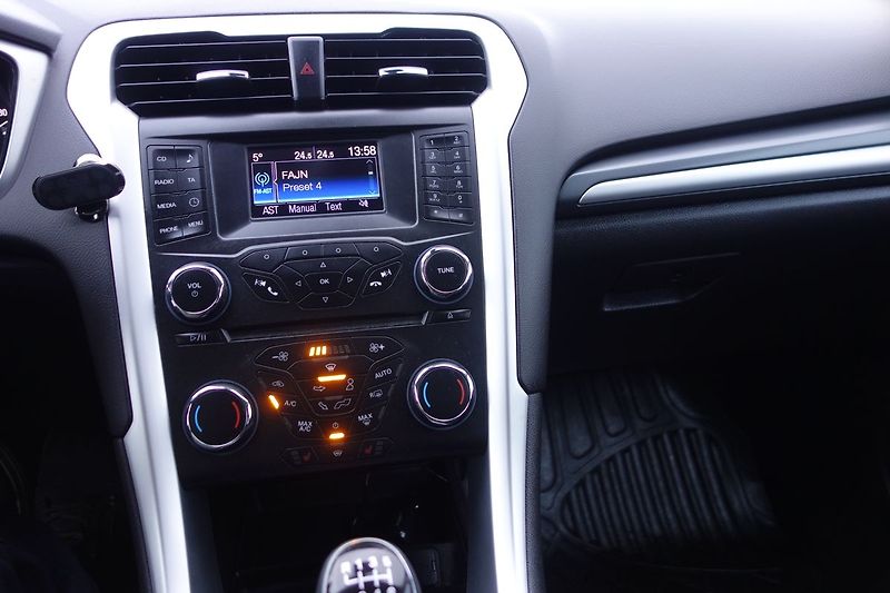 Ford Mondeo (2016) 2,0TDCi 110 kW ! Pěkný !! - fotka 20 z 26