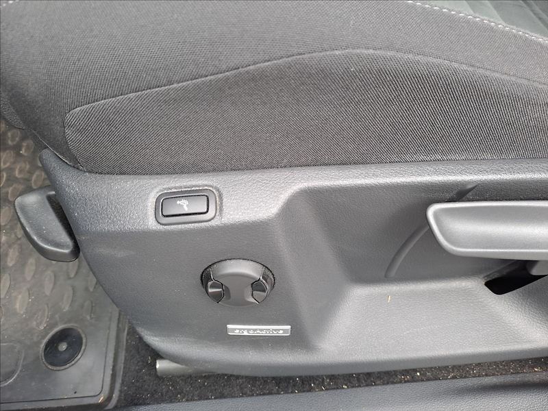 Volkswagen Touran 2,0 TDI HIGHLINE - fotka 13 z 27