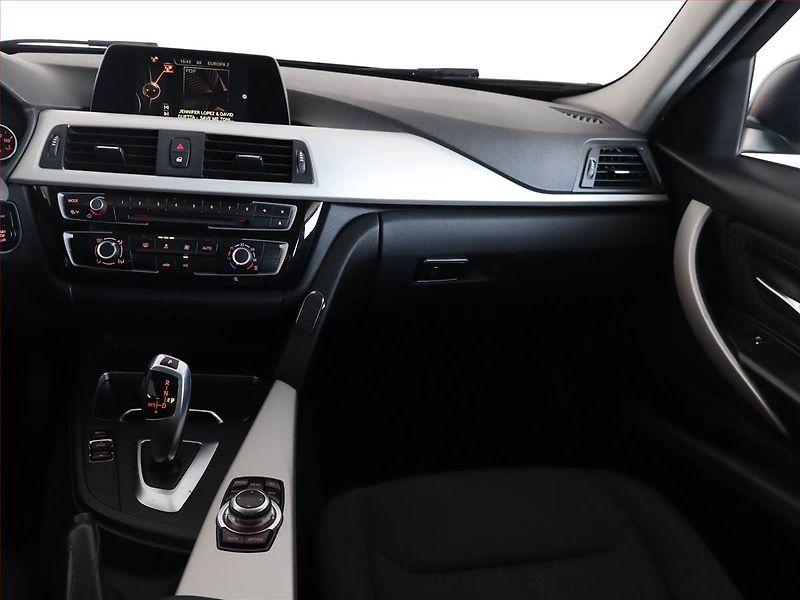 BMW Řada 3 (2017) 320 d xDrive, 4X4, Automat - fotka 8 z 20