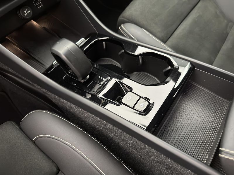 Volvo XC40 T4 RECHARGE ULTIMATE AUT - fotka 28 z 51