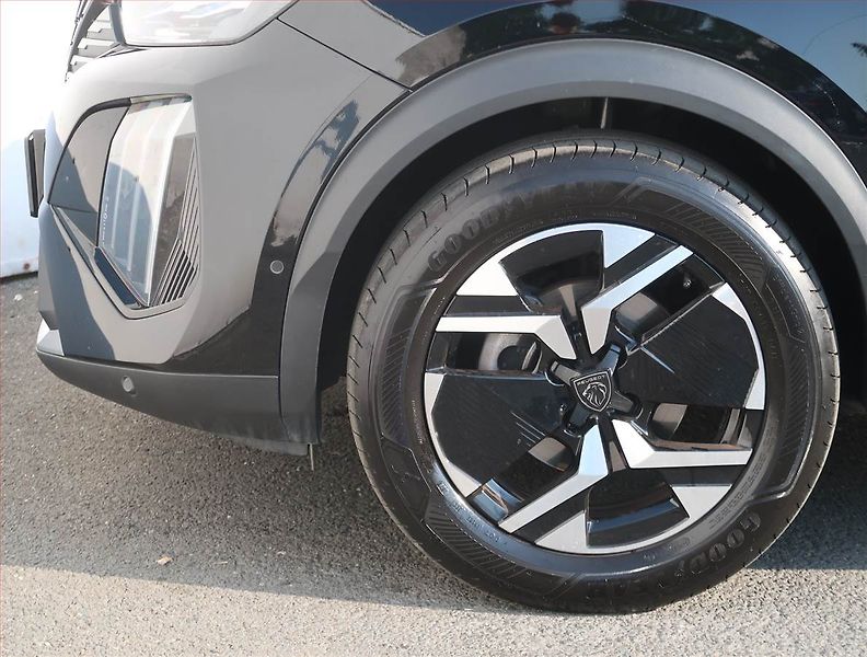 Peugeot 2008 (2024) Allure 1.2 PureTech, 16TKM - fotka 14 z 22