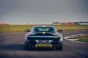 Aston Martin Vantage AMR má standardně manuální převodovku a karbonové brzdy