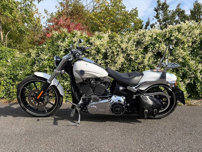 Harley-Davidson FXSB Softail Breakout (2016) - fotka 5 z 16