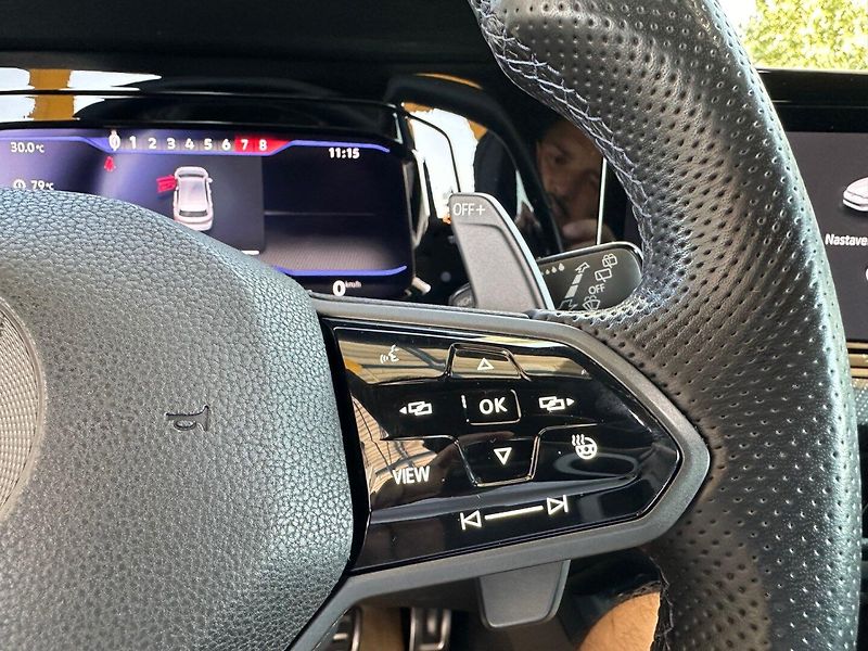 Volkswagen Golf (2021) R 235kW PANOR.NAVI,100%KM - fotka 16 z 24