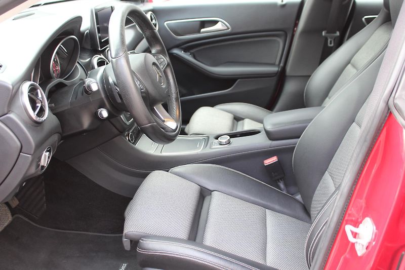 Mercedes-Benz CLA 180 Shooting Brake - fotka 18 z 20