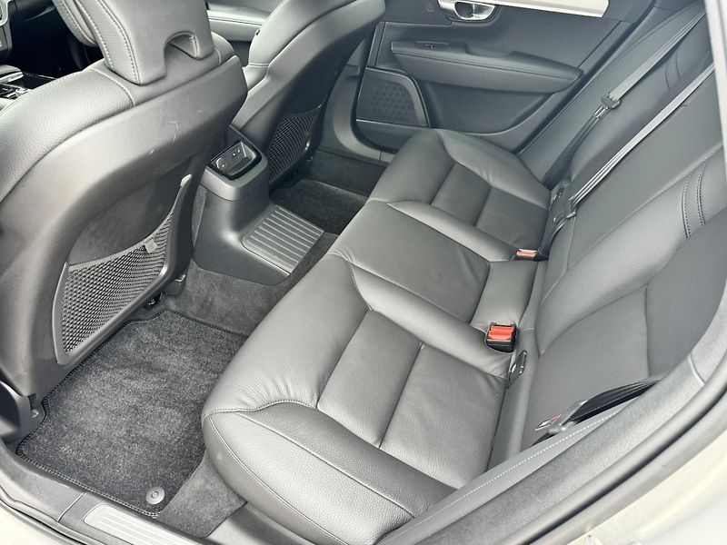Volvo V90 T6 AWD PLUS DARK // 360 // TZ  - fotka 19 z 50