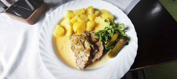 V restauraci Elzet jsme dostali mírně nedosolené brambory, ale chutnou domácí sekanou.