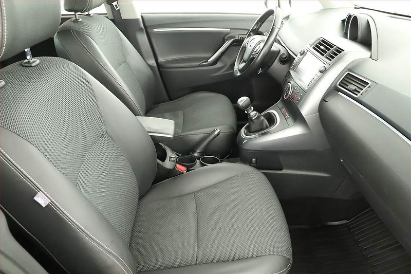 Toyota Verso (2017) 1.6 D-4D, 7 míst, Navi, Xenony - fotka 13 z 16
