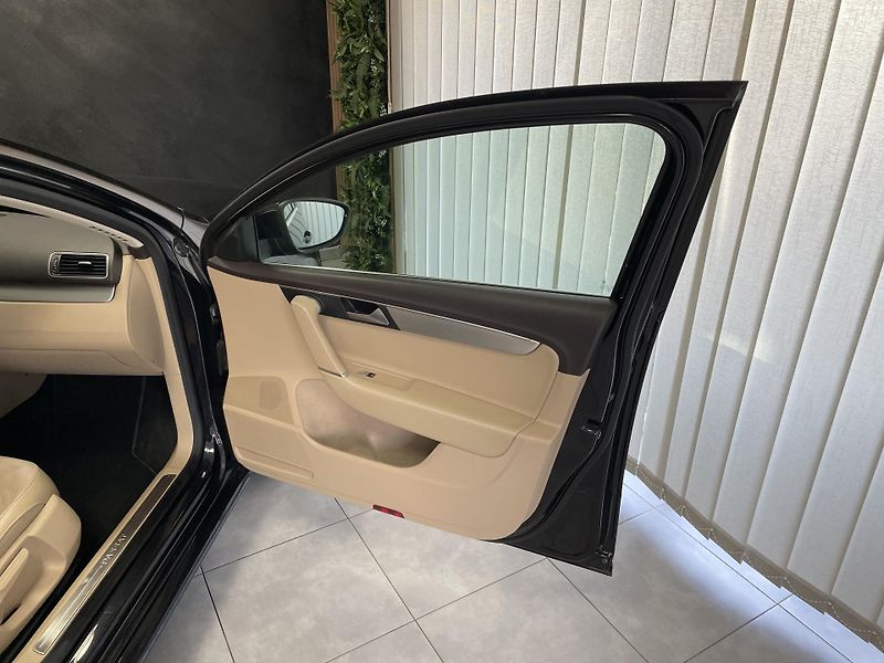 Volkswagen Passat 2.0 TDi 4x4 ČR 6M REZERVACE  - fotka 12 z 27