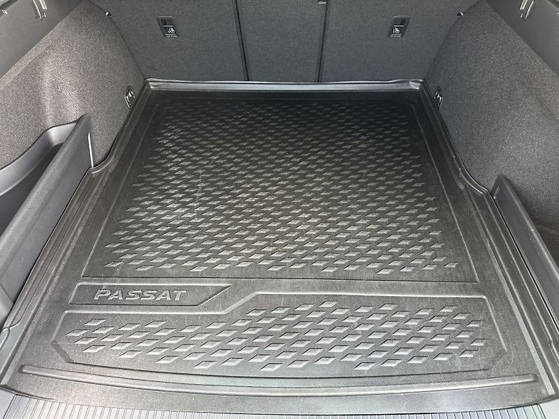 Volkswagen Passat Variant 2.0 TDI DSG R-Line 4Motion - fotka 32 z 34
