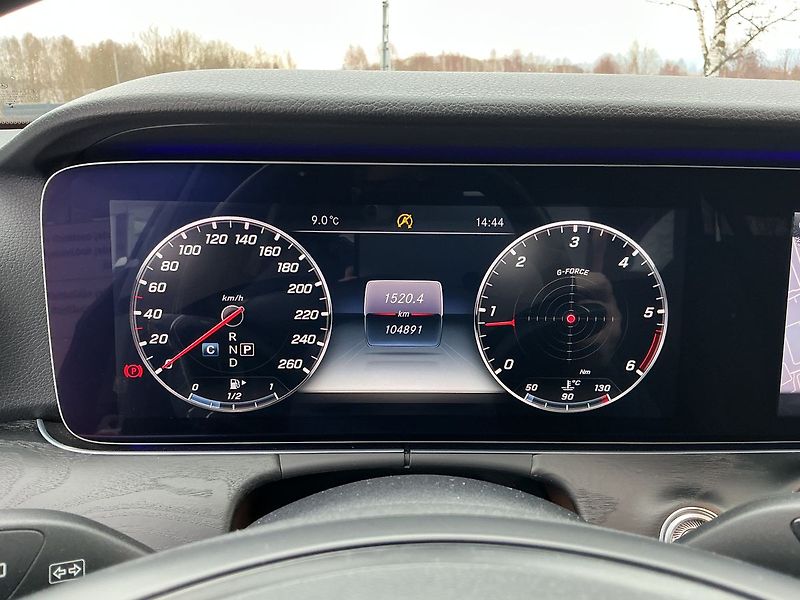 Mercedes-Benz Třídy E 220 d AVANTGARDE 4MATIC - fotka 15 z 28