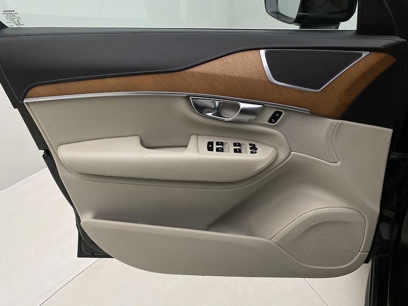 Volvo XC90 D5 AWD INSCRIPTION REZERVACE - fotka 7 z 49