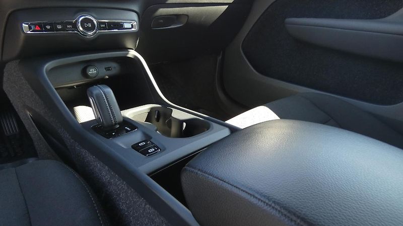 Volvo XC40 T2 FWD Momentum Core - fotka 6 z 21