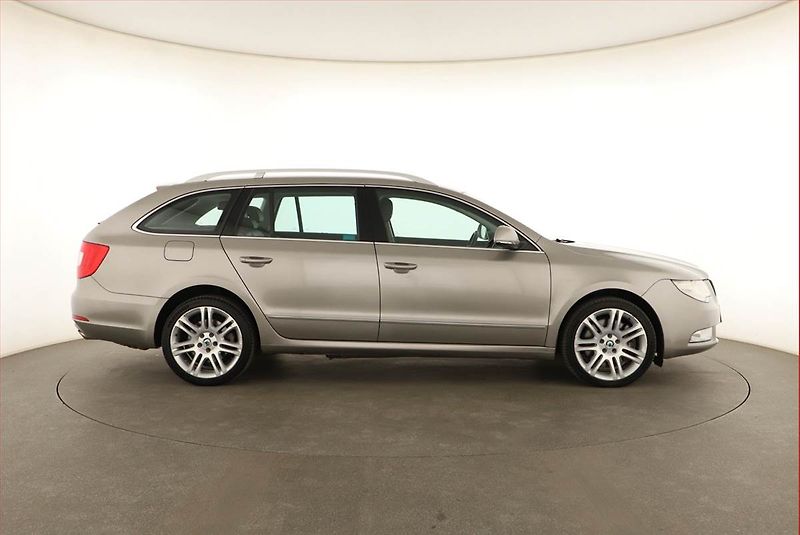 Škoda Superb (2011) Elegance 3.6 FSI V6, 4X4 - fotka 6 z 19