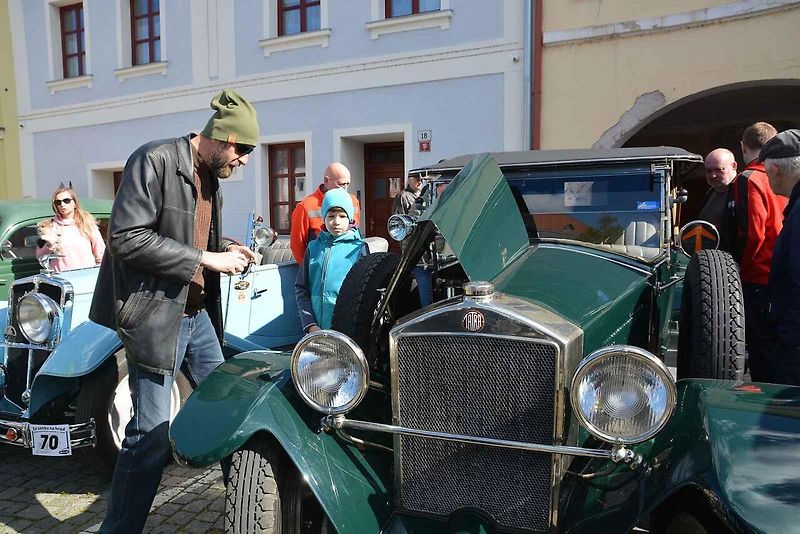 Automobiloví a motocykloví veteráni se vydali v neděli na tradiční jízdu Ze zámku na hrad. Start byl na Horním náměstí v Přerově, kde si lidé užili bohatý program.