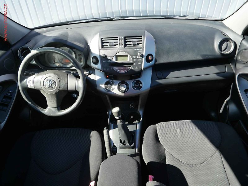 Toyota RAV4 (2007) 2.2 D4-D 4x4, AC, TZ - fotka 8 z 16