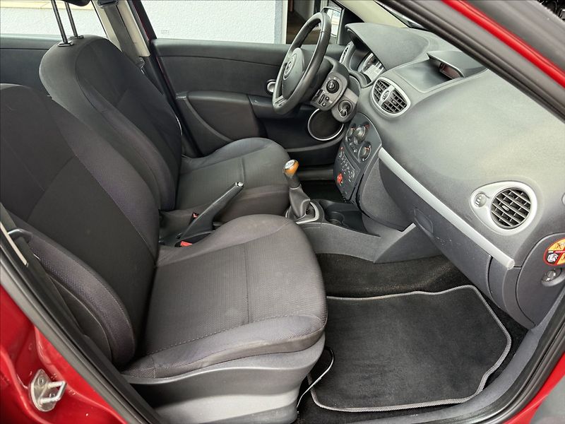 Renault Clio 1,6 16V klima,nová STK,2x kola - fotka 11 z 22