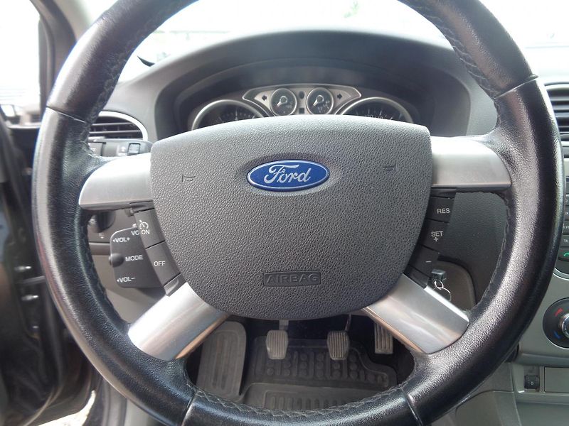 Ford Focus 1,6 - fotka 13 z 17