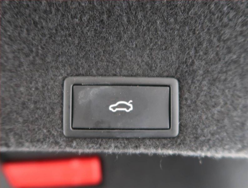 Volkswagen Passat (2022) R-Line 2.0 TSI - fotka 22 z 23
