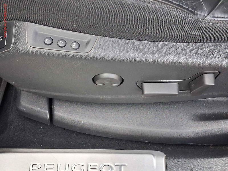 Peugeot 3008 (2020) 2.0 HDi, GT, AT, +ALU, panor - fotka 12 z 24