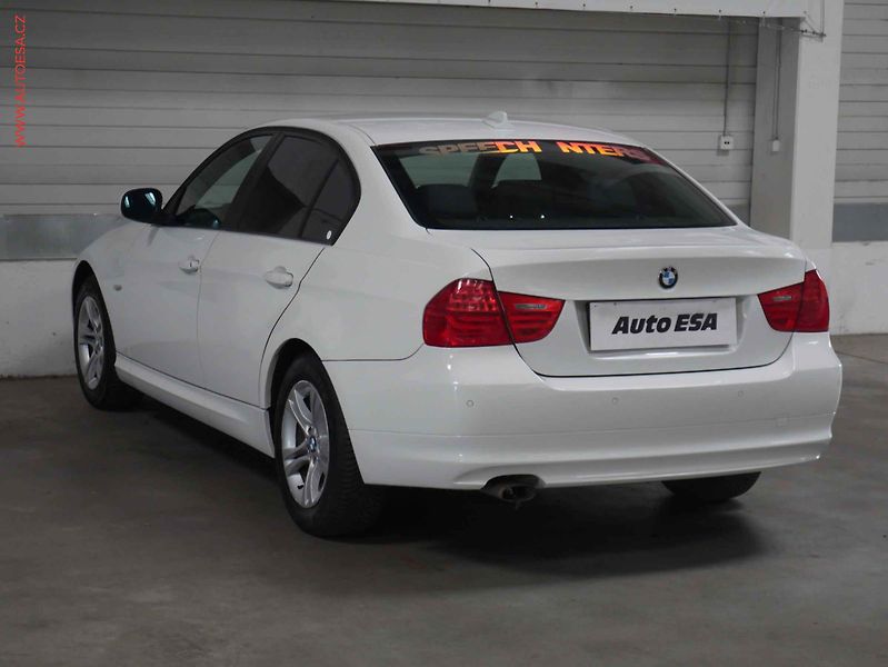 BMW Řada 3 (2010) 2.0d, AC, temp. - fotka 4 z 19