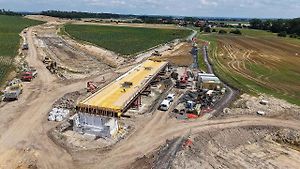 Stavba obchvatu Sezemic na silnici I/36 roste rychlým tempem.