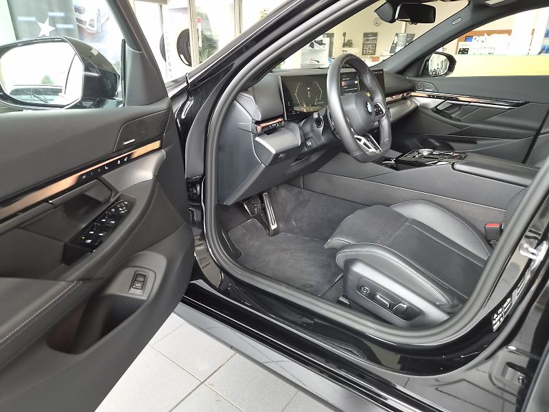 BMW Řada 5 520 xDrive - fotka 11 z 38