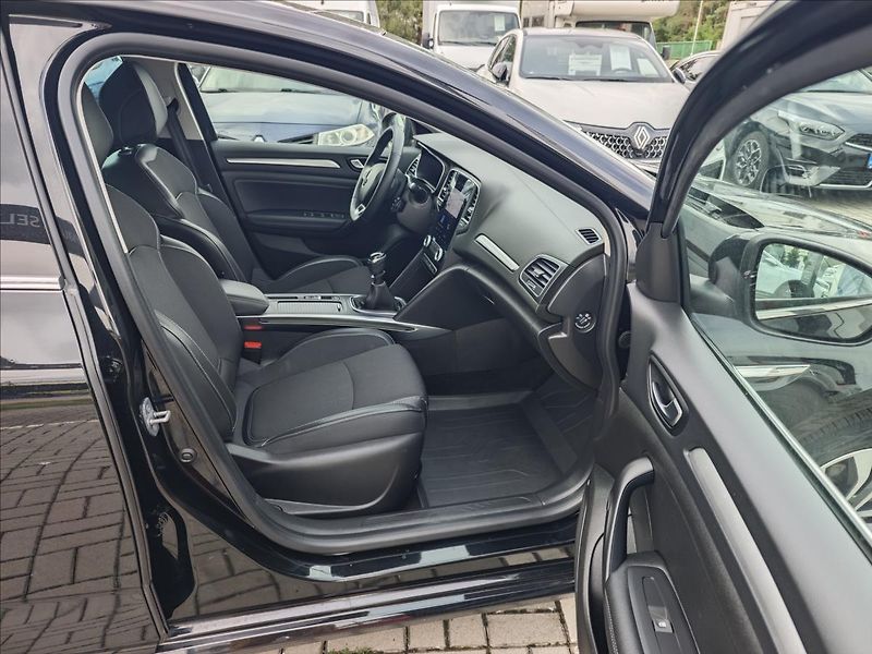 Renault Mégane 1,3 TCe140  GrandCoupé TECHNO - fotka 14 z 19