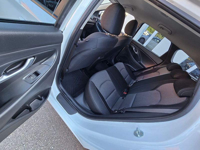 Hyundai i30 1.6CRDi COMFORT LED KAMERA NAV - fotka 31 z 39