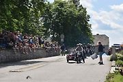 Tradiční závod S kopce do kopce si nenechalo letos ujít na sedm desítek posádek historických automobilů a motocyklů