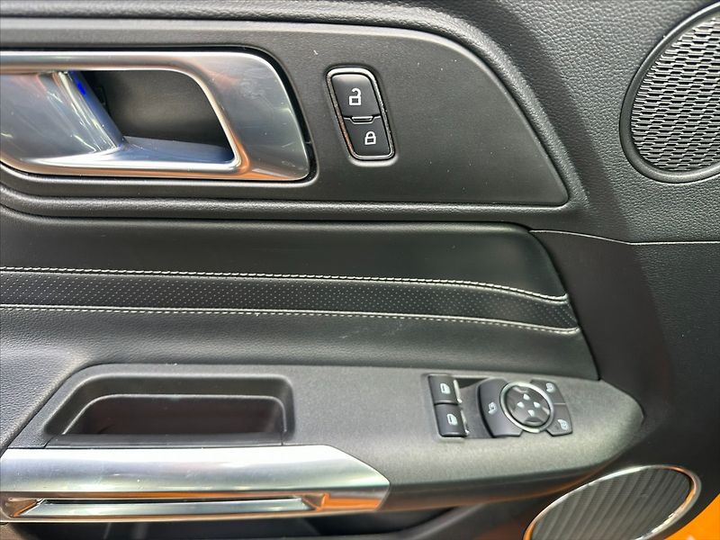 Ford Mustang 5,0 V8 331kW - CZ - AUTOMAT - fotka 17 z 42