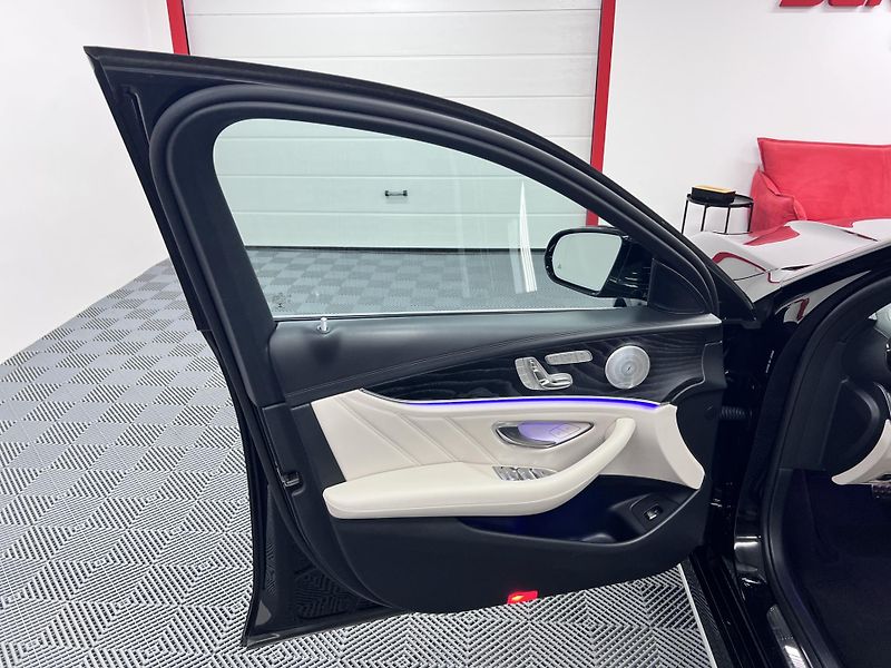 Mercedes-Benz Třídy E E 63s AMG, 4.0i 450 kW 113 Tkm - fotka 22 z 57