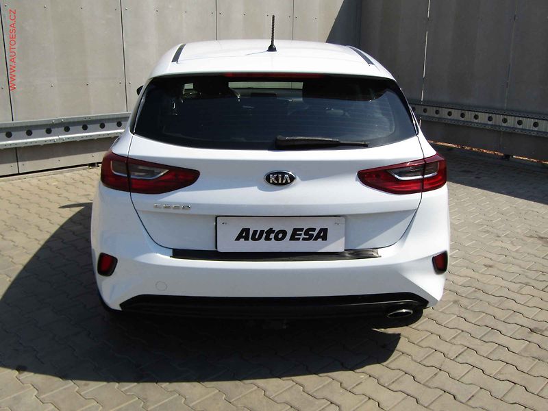 Kia Ceed (2018) 1.4i, ČR, AC, temp, tažné - fotka 5 z 21