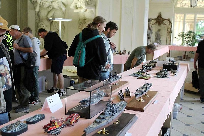 Již poosmé se sjeli plastikoví modeláři na zámek v Ploskovicích, aby zde představili své výtvory při výstavě a veřejné soutěži Litoměřický kalich. Na snímku je model londýnského Omnibusu.