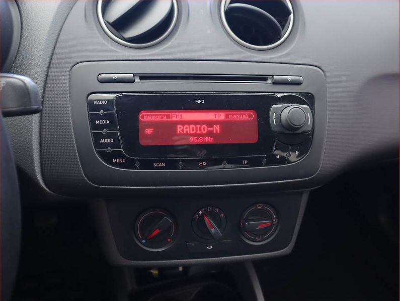 Seat Ibiza (2009) 1.4 16V, nová STK, dobrý stav - fotka 12 z 14