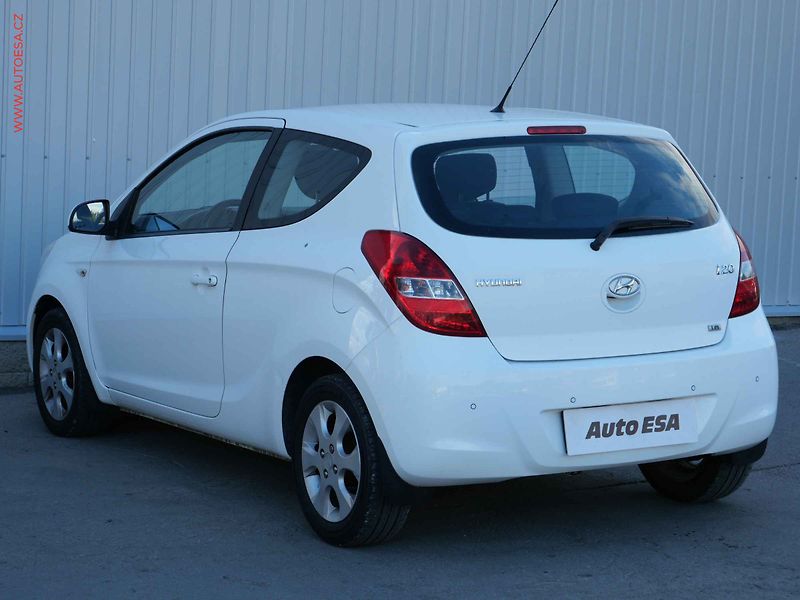 Hyundai i20 (2010) 1.6 i, 2.maj,ČR, STK9/28 - fotka 6 z 17