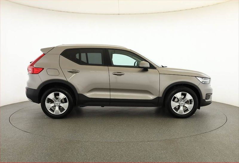 Volvo XC40 (2021) B4 - fotka 6 z 17