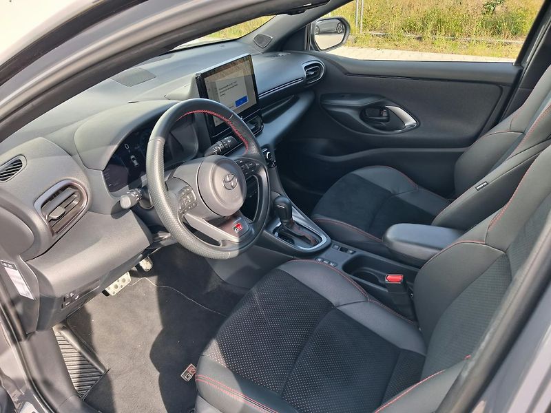 Toyota Yaris 1.5 HSD e-CVT GR-Sport - fotka 11 z 24