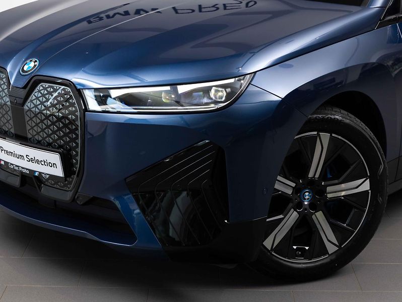BMW iX xDrive40 - fotka 7 z 22