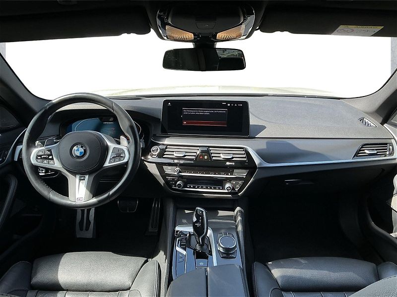 BMW Řada 5 M550i xDrive Laser HuD Venti - fotka 11 z 12