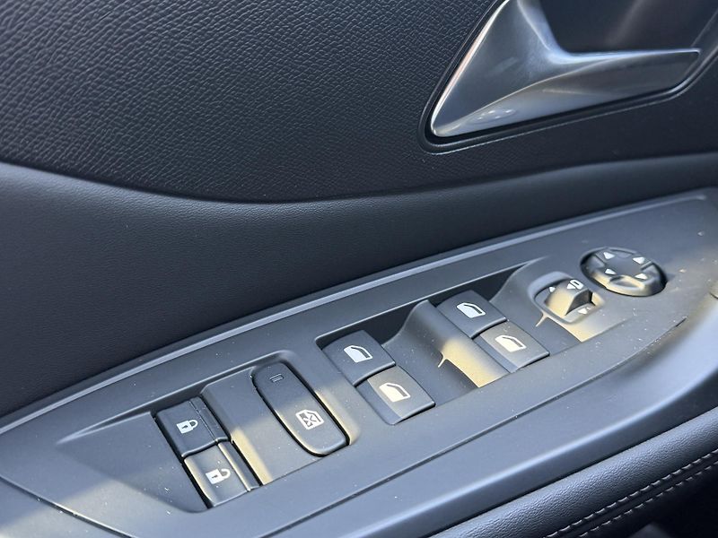Peugeot 408 (2024) ALLURE PureTech 130k EAT8 - fotka 23 z 42