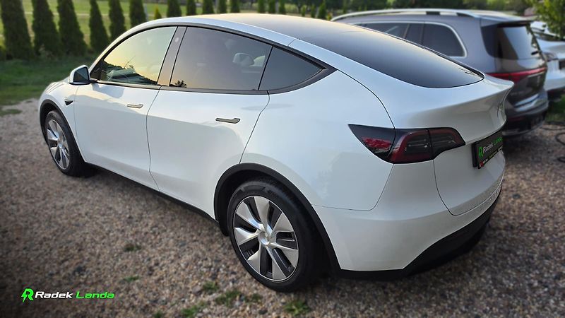 Tesla Model Y (2023) Berlín | LFP | Tažné 1600kg - fotka 2 z 10