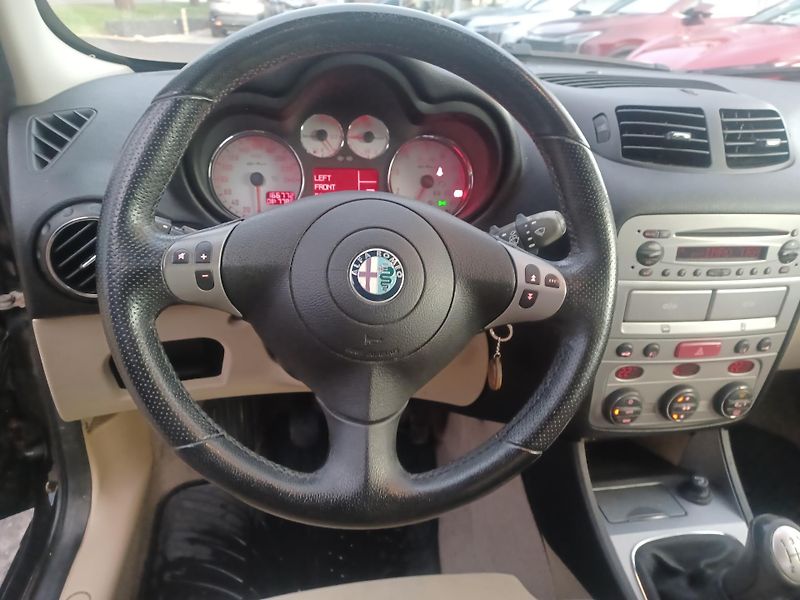 Alfa Romeo 147 1.6i 77kW - fotka 15 z 18