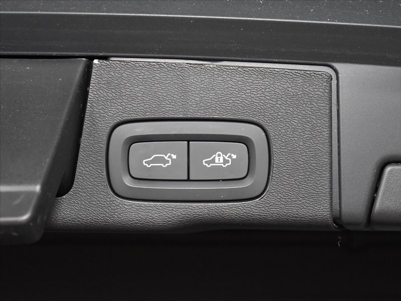 Volvo XC60 2,0 B5 AWD PLUS Bezklíč,BLIS - fotka 11 z 23
